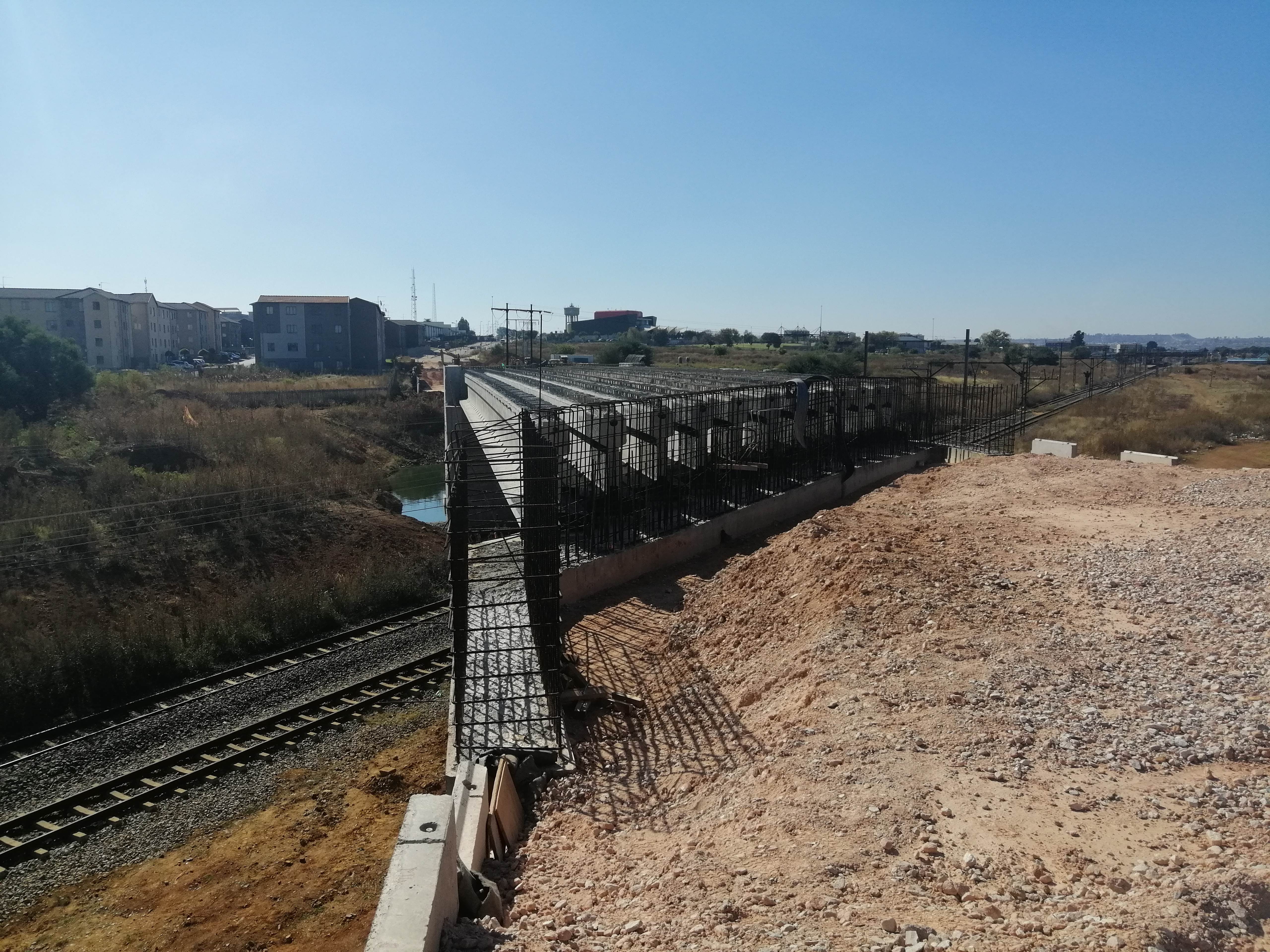 Figure 6: MACRES wall retaining the roadbed, at the South abutment (A. Mahabeer, 2021)